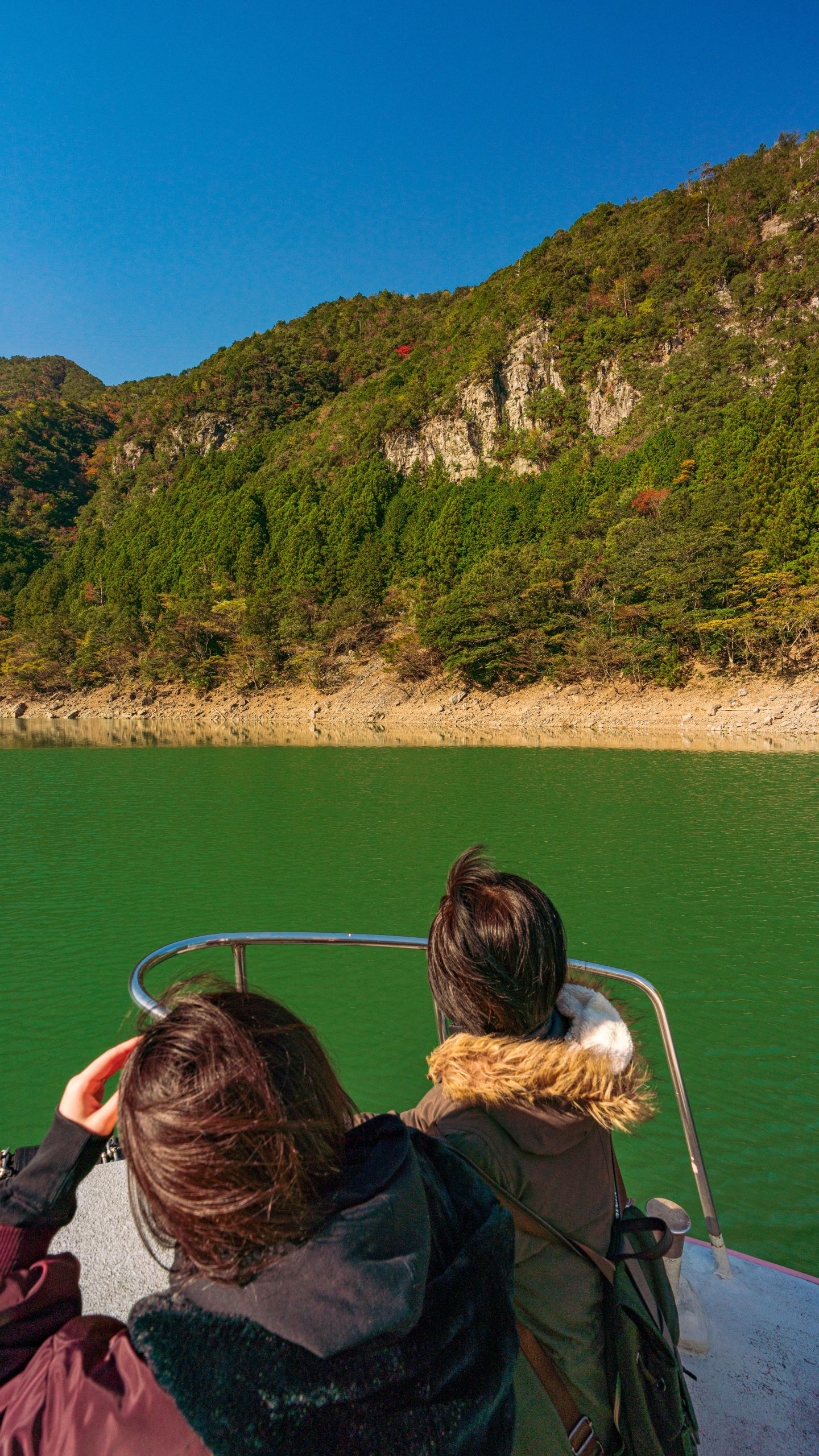 無料スマホ壁紙 宮川の秋を船で散策。AndroidとiPhoneに対応した4K高画質の無料待ち受け画像。三重県大台町の宮川ダム湖観光船で撮影したフリー写真素材