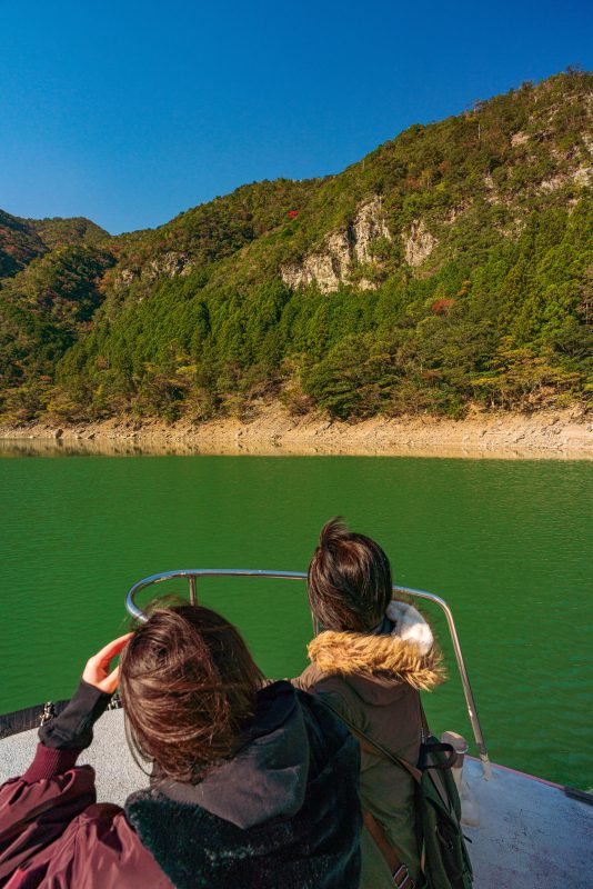宮川ダム湖観光船の写真「宮川の秋を船で散策」