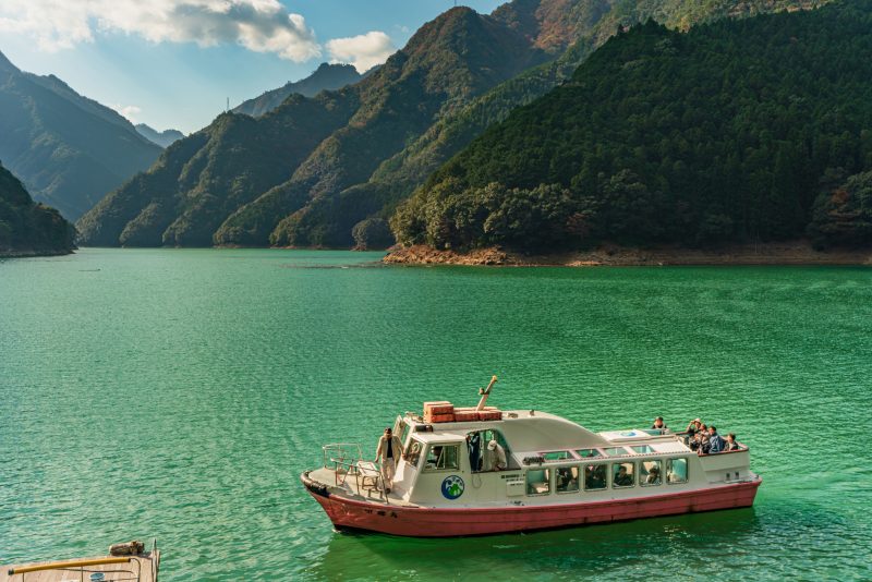 宮川ダム湖観光船の写真「エメラルドグリーンのダム湖を遊覧する船」