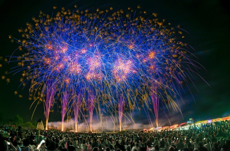 久居花火大会の写真「青色スターマインと盛り上がる観客」