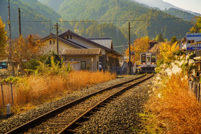 名松線の写真「伊勢奥津駅の秋」