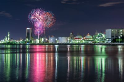 フリー写真素材「工場夜景に舞う花火」