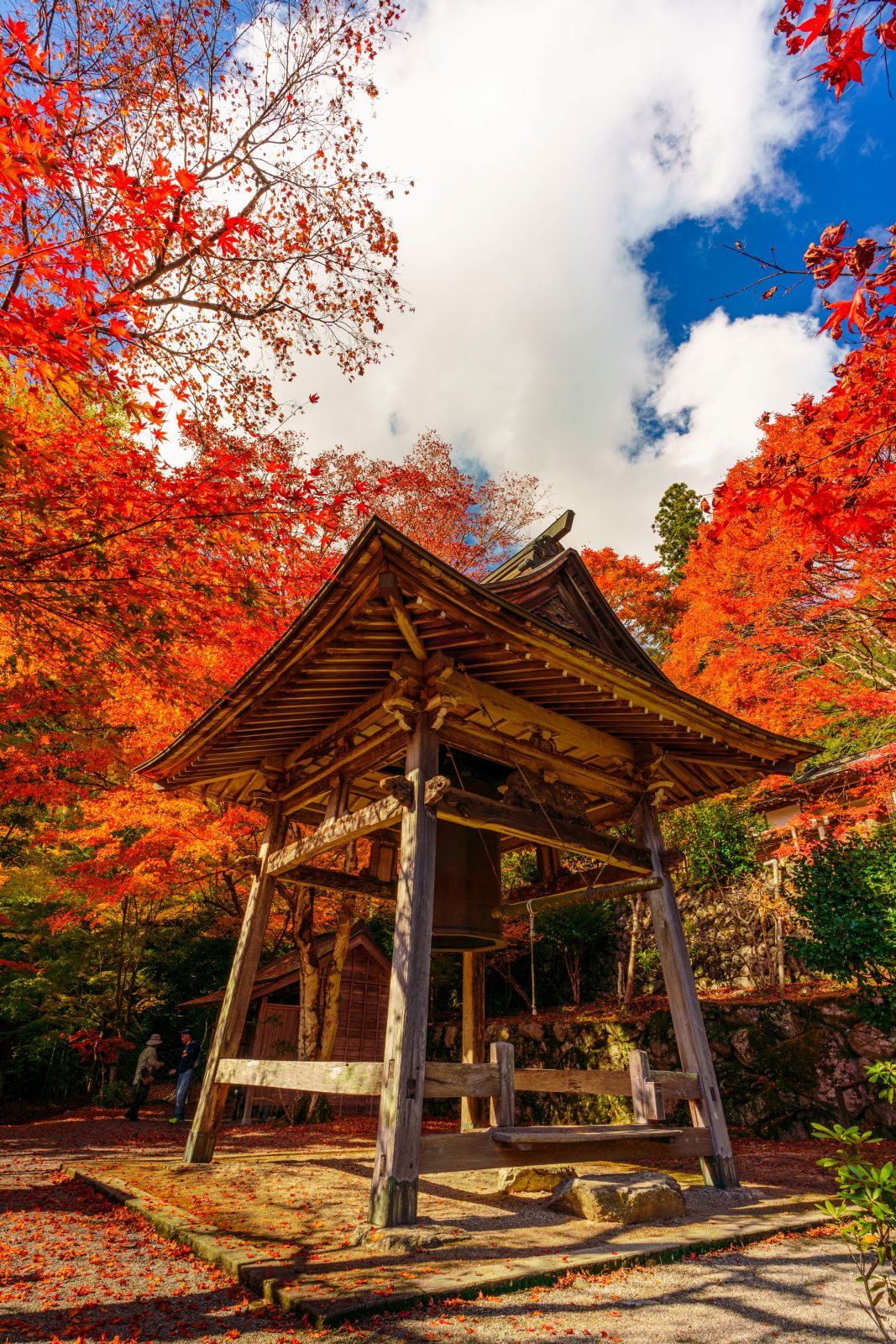 天開山泰運寺の写真「八角銅鐘と天に登るような雲」