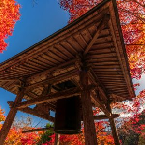 八角銅鐘と秋景色