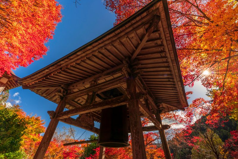 天開山泰運寺の写真「八角銅鐘と秋景色」