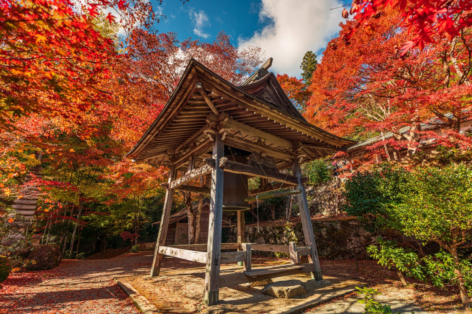 天開山泰運寺の写真「秋空と紅葉の八角銅鐘」