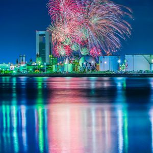 四日市コンビナートの写真「花火と工場夜景」
