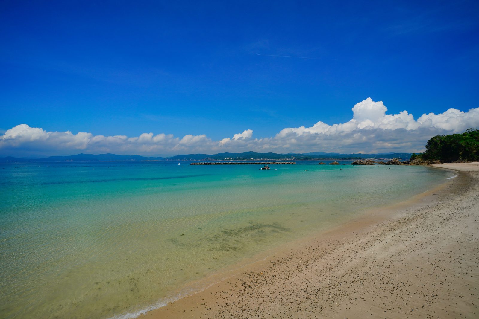 御座白浜海水浴場の写真「真夏の御座と入道雲」