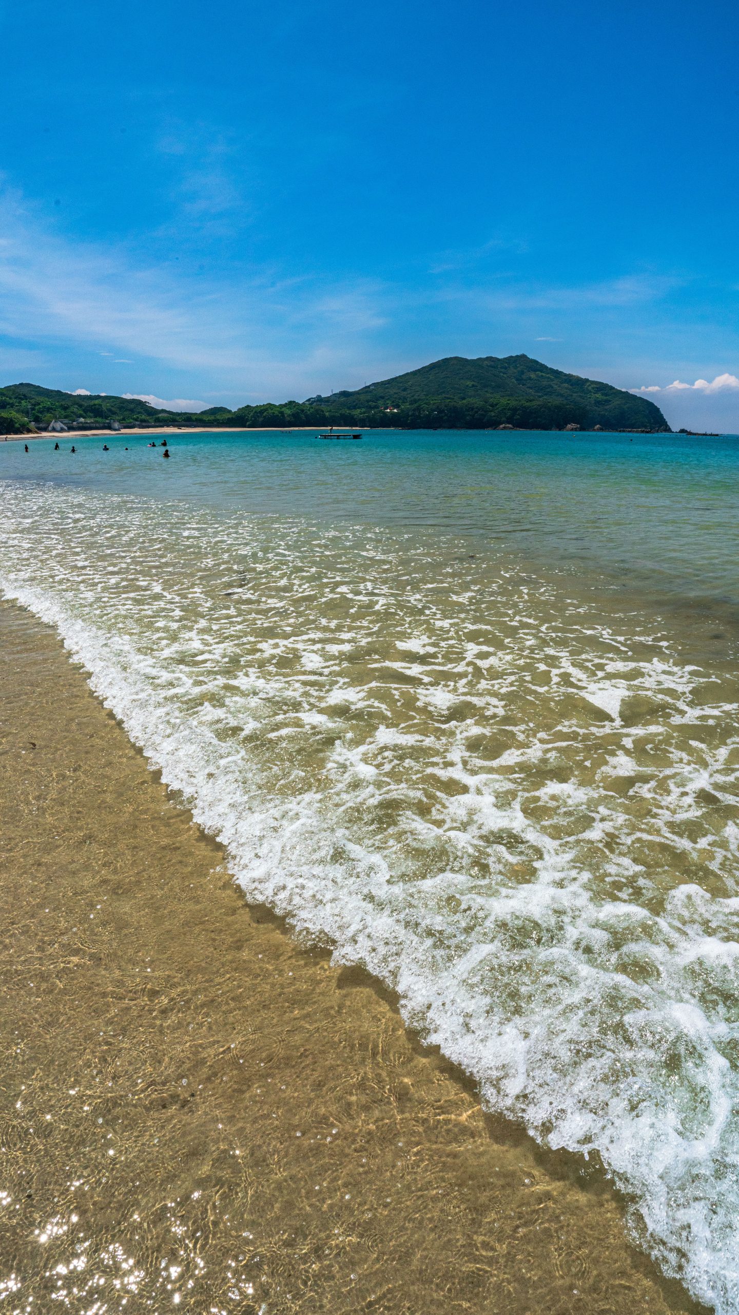 無料スマホ壁紙 御座の波。AndroidとiPhoneに対応した4K高画質の無料待ち受け画像。三重県志摩市の御座白浜海水浴場で撮影したフリー写真素材