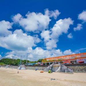 御座の砂浜と夏の雲