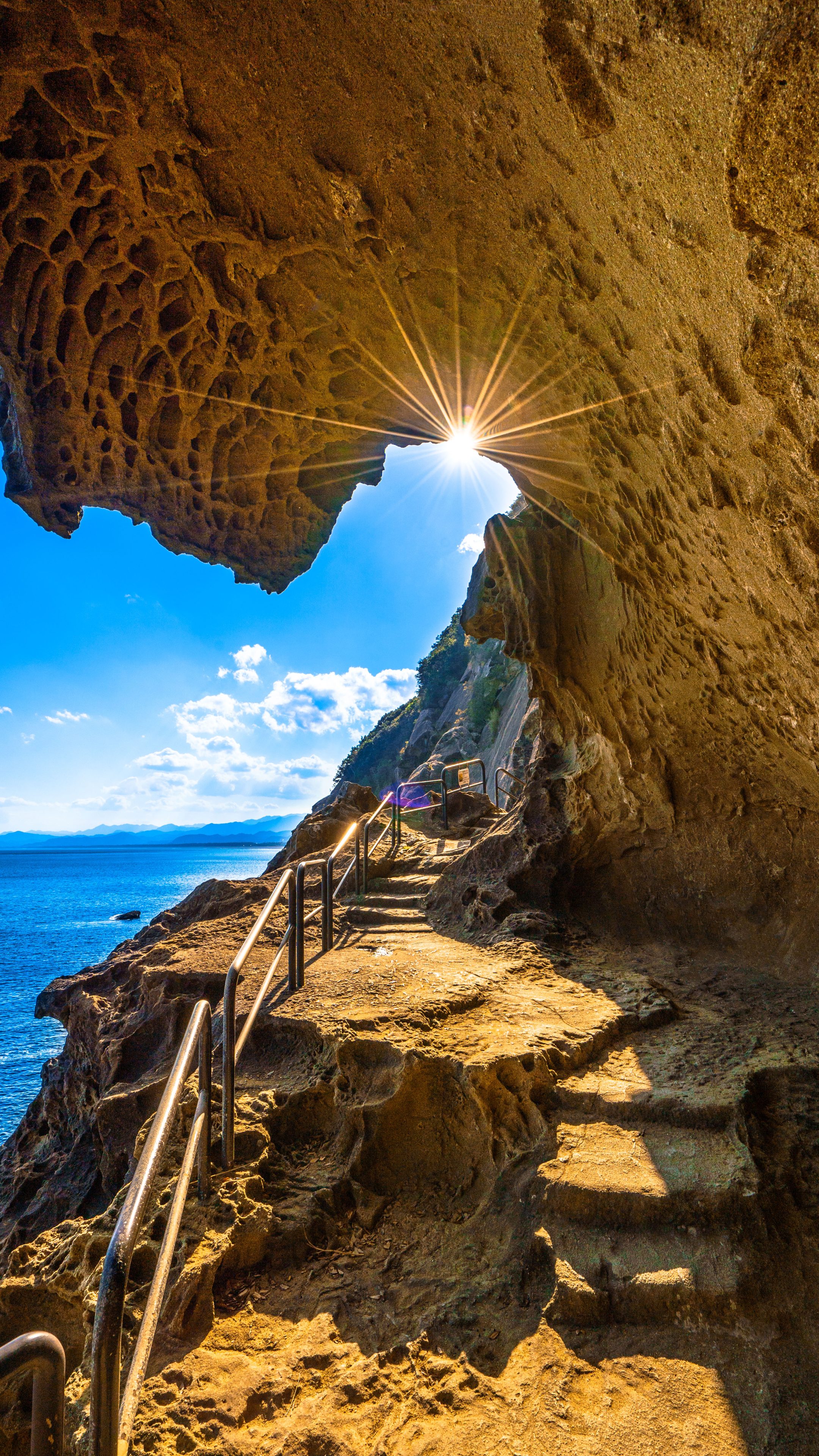 無料スマホ壁紙 世界遺産の絶景。AndroidとiPhoneに対応した4K高画質の無料待ち受け画像。三重県熊野市の鬼ヶ城で撮影したフリー写真素材