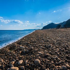 黒光りする御浜小石