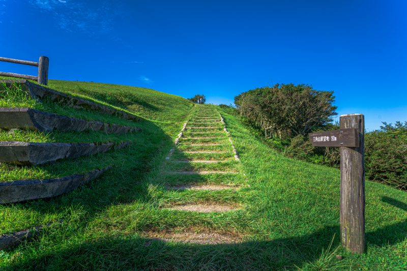 青山高原の写真「三角点へ続く階段」