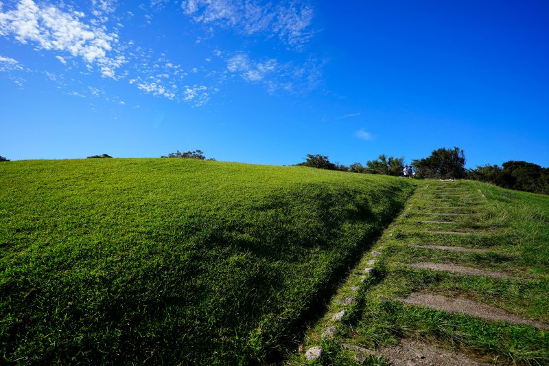 青山高原の写真「三角点の芝生階段と青空」