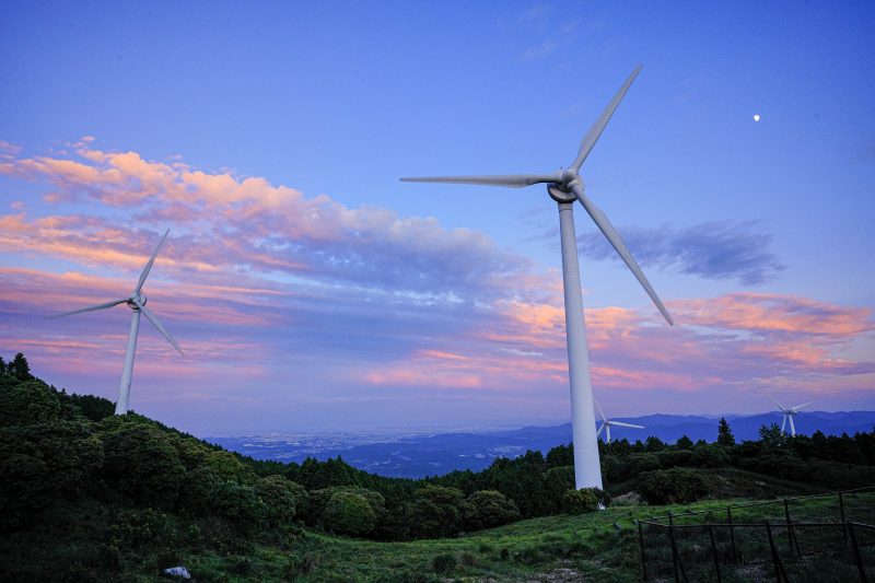 青山高原の写真「マジックアワー風車」