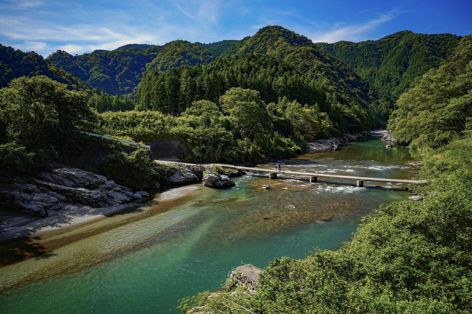 無料壁紙 香肌峡の山々と沈下橋を渡る人。PCとデスクトップ壁紙に最適な4K高画質の無料壁紙。三重県松阪市の香肌峡で撮影したフリー写真素材