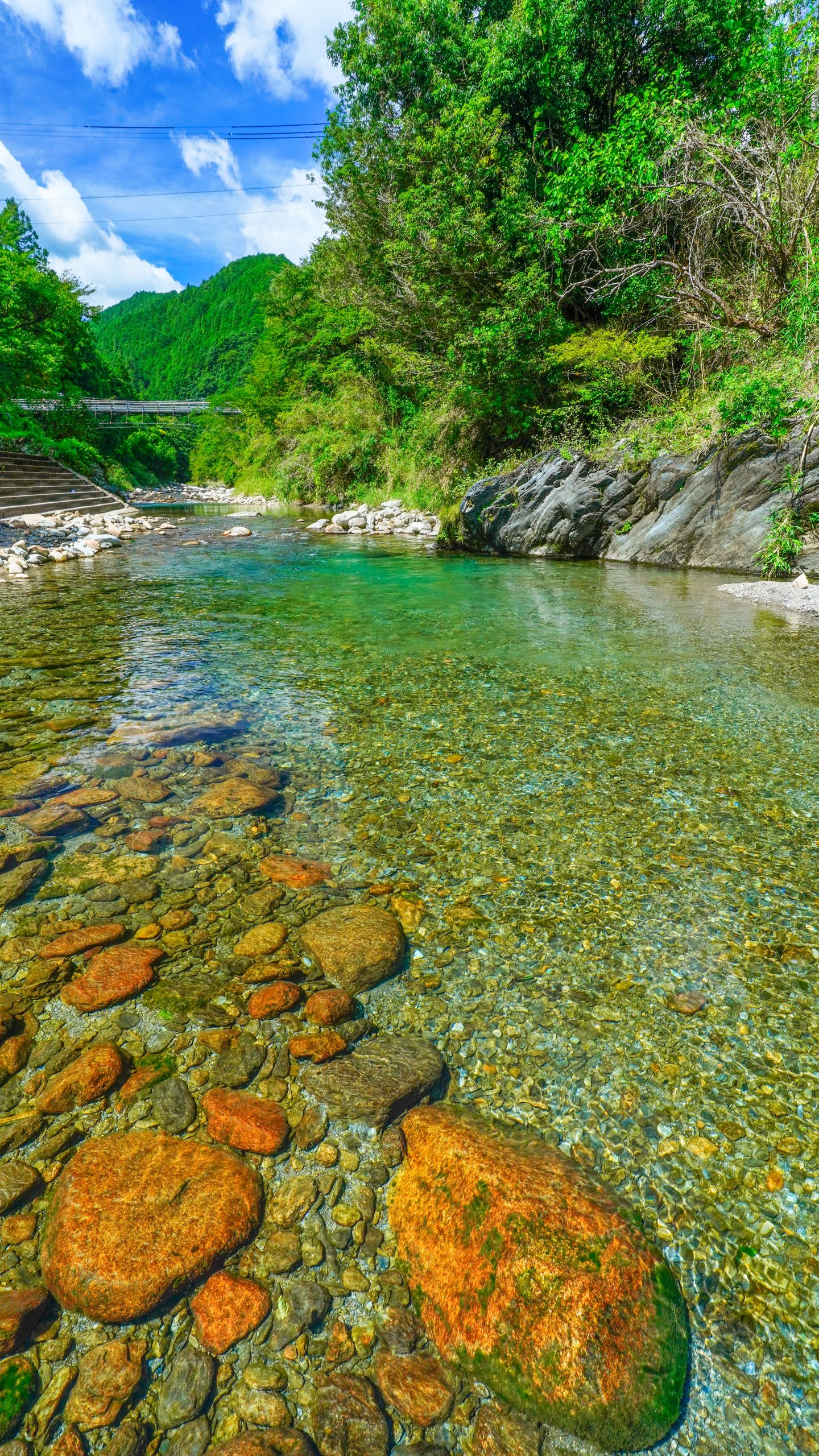 無料スマホ壁紙 エメラルド香肌グリーン。AndroidとiPhoneに対応した4K高画質の無料待ち受け画像。三重県松阪市の香肌峡で撮影したフリー写真素材