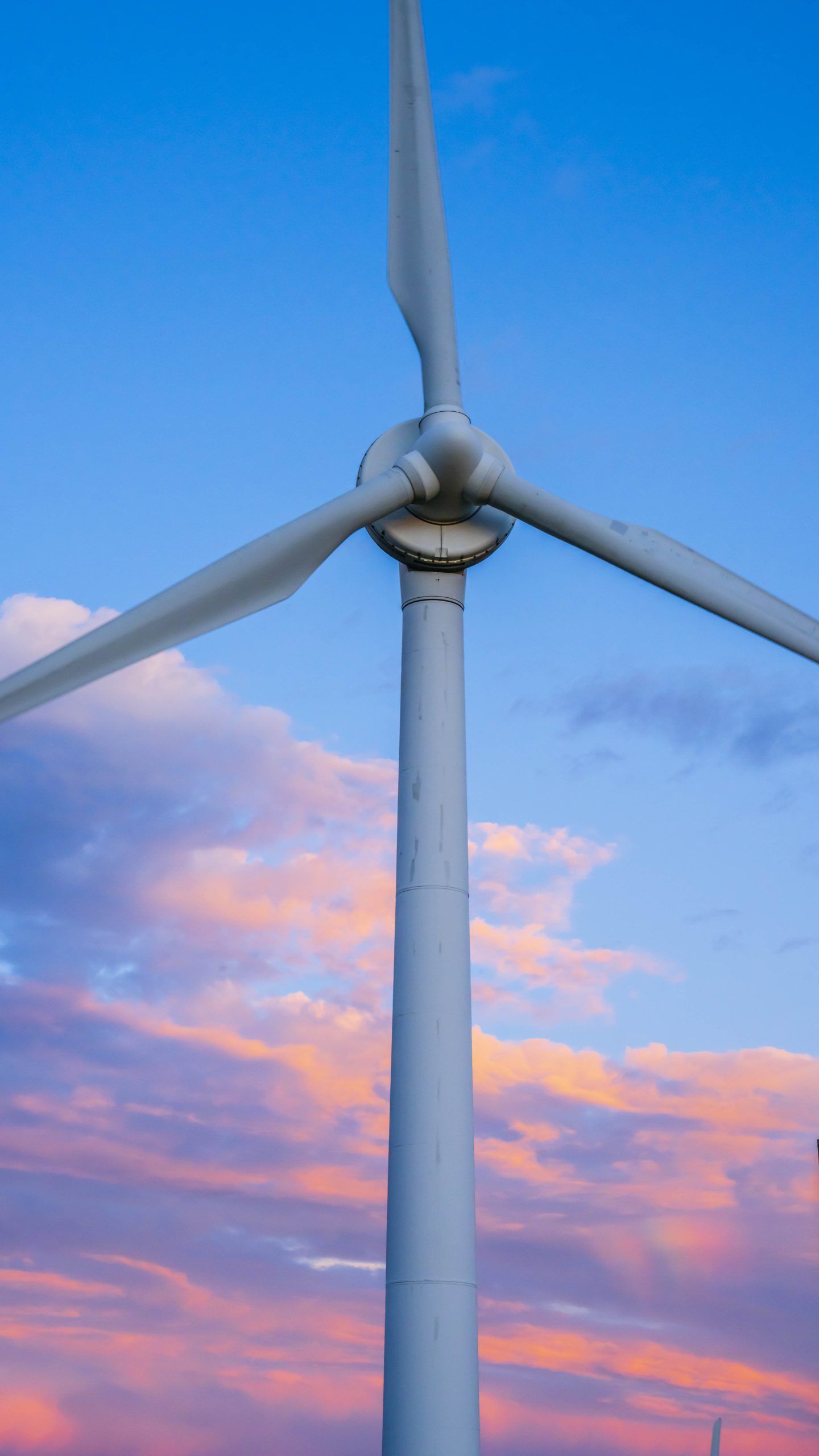 無料スマホ壁紙 夕焼け風車。AndroidとiPhoneに対応した4K高画質の無料待ち受け画像。三重県津市の青山高原で撮影したフリー写真素材