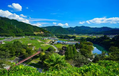 フリー写真素材「展望台から眺める里山景色」