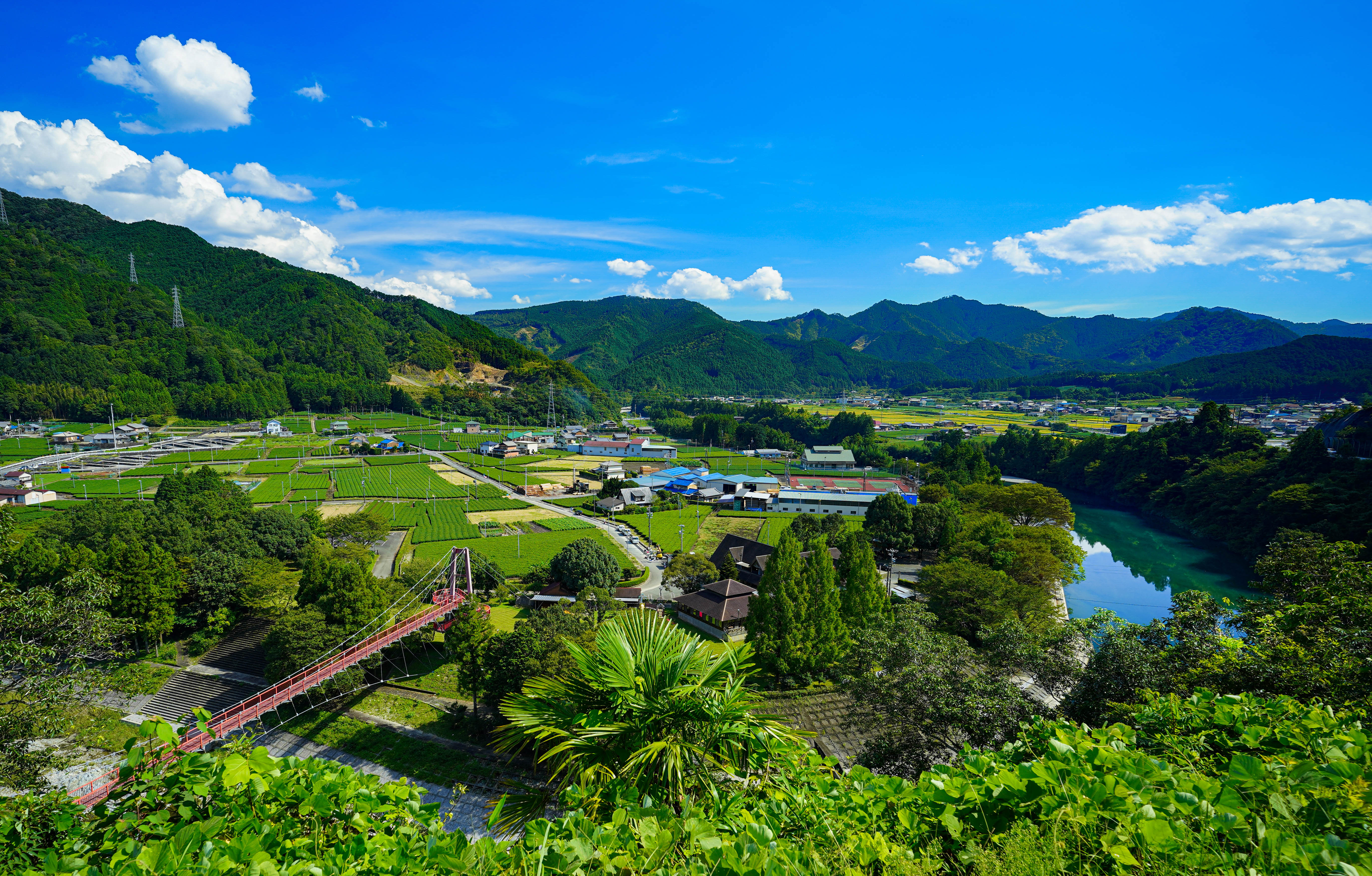道の駅 茶倉駅のフリー写真素材「展望台から眺める里山景色」 | 三重