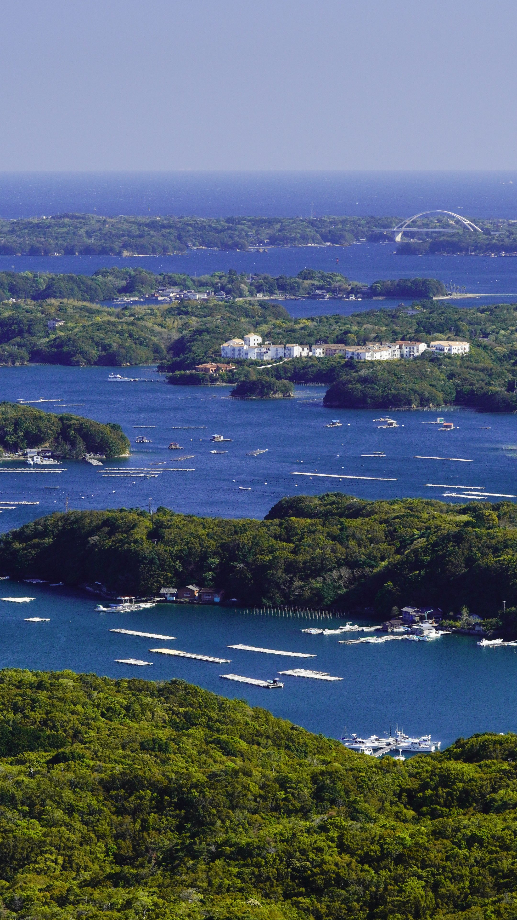 無料スマホ壁紙 英虞湾と養殖イカダ。AndroidとiPhoneに対応した4K高画質の無料待ち受け画像。三重県志摩市の横山展望台で撮影したフリー写真素材