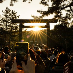 冬至の翌日に日の出を見る参拝者