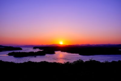 ともやま公園（桐垣展望台）の写真「リアス式海岸のマジックアワー」