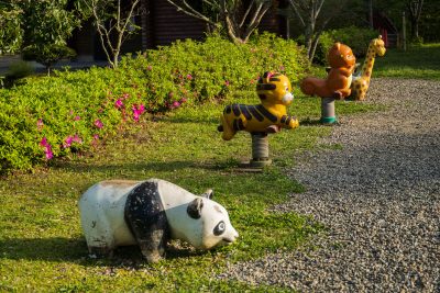 野原農村公園の写真「ノスタルジーなアニマル遊具」