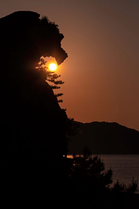 獅子岩の写真「獅子岩と朝陽」