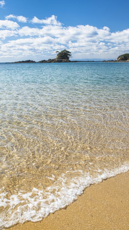 無料スマホ壁紙「雀島と穏やか波」