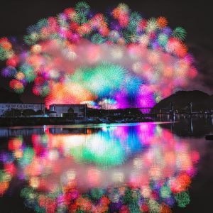 きほく燈籠祭の写真「江の浦湾の水面に映る彩色千輪菊」