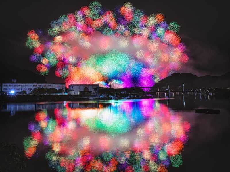 きほく燈籠祭の写真「江の浦湾の水面に映る彩色千輪菊」