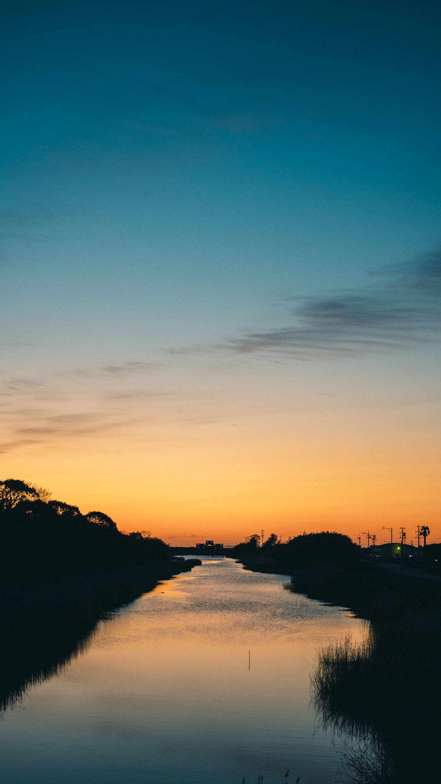 無料スマホ壁紙 碧川の朝焼けグラーデーション。AndroidとiPhoneに対応した4K高画質の無料待ち受け画像。三重県松阪市の曽原町で撮影したフリー写真素材