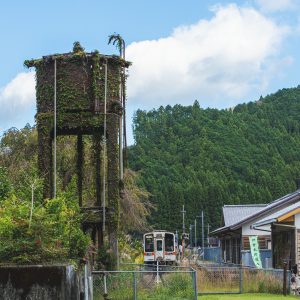 名松線の写真「給水塔と緑あふれる伊勢奥津駅」