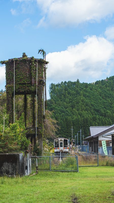 無料スマホ壁紙「給水塔と緑あふれる伊勢奥津駅」