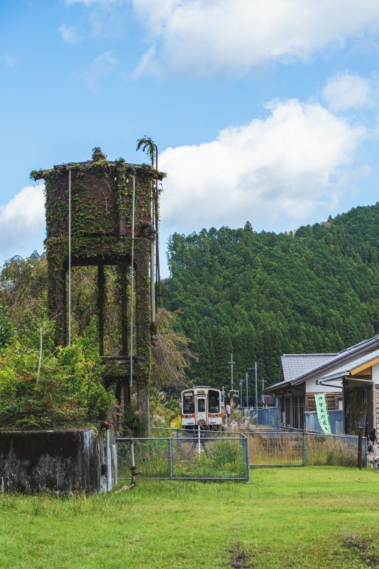 名松線の写真「給水塔と緑あふれる伊勢奥津駅」