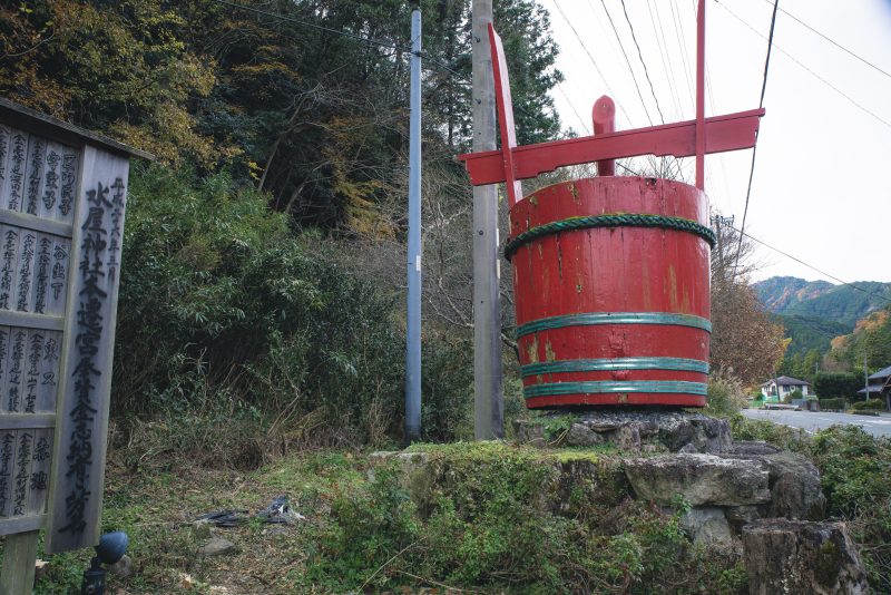 水屋神社の写真「赤桶」
