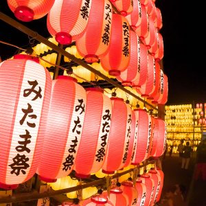 三重県護国神社の写真「みたま祭で点灯する提灯」