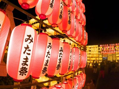 三重県護国神社の写真「みたま祭で点灯する提灯」