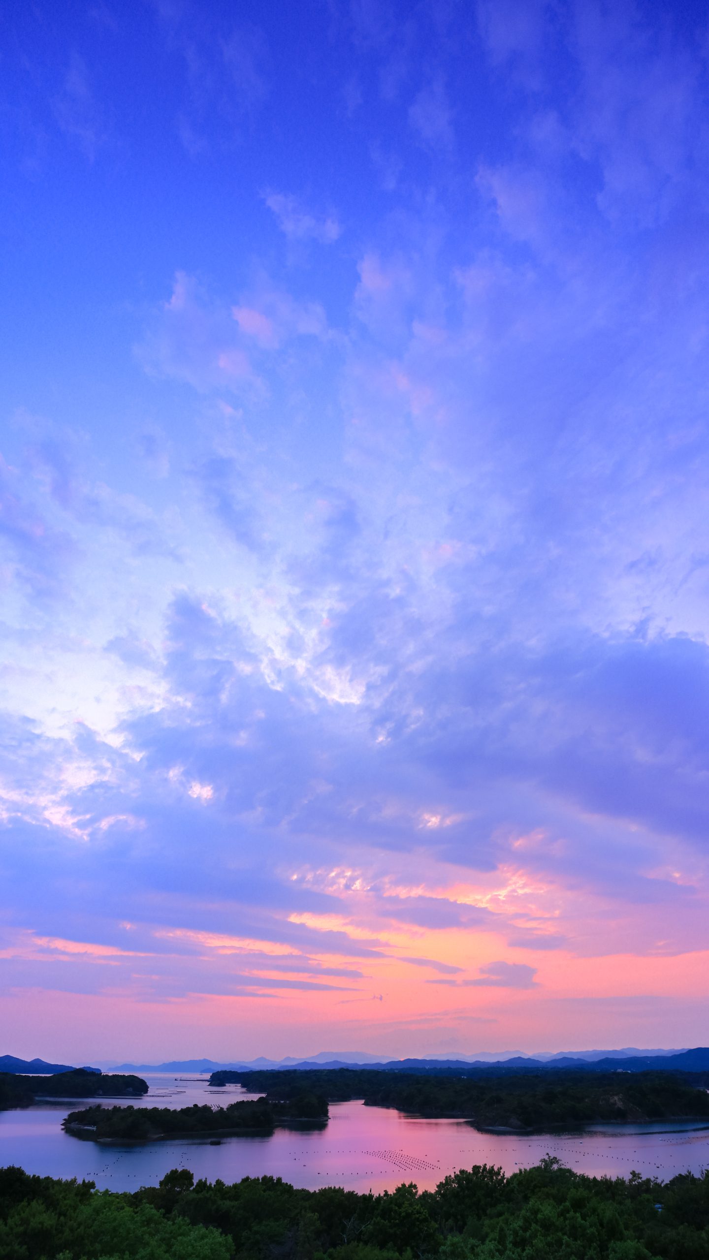 無料スマホ壁紙 夕焼けマジックアワー。AndroidとiPhoneに対応した4K高画質の無料待ち受け画像。三重県志摩市のともやま公園（桐垣展望台）で撮影したフリー写真素材