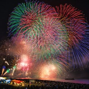 熊野大花火大会の写真「2025年の鬼ヶ城大仕掛け_カラフル」