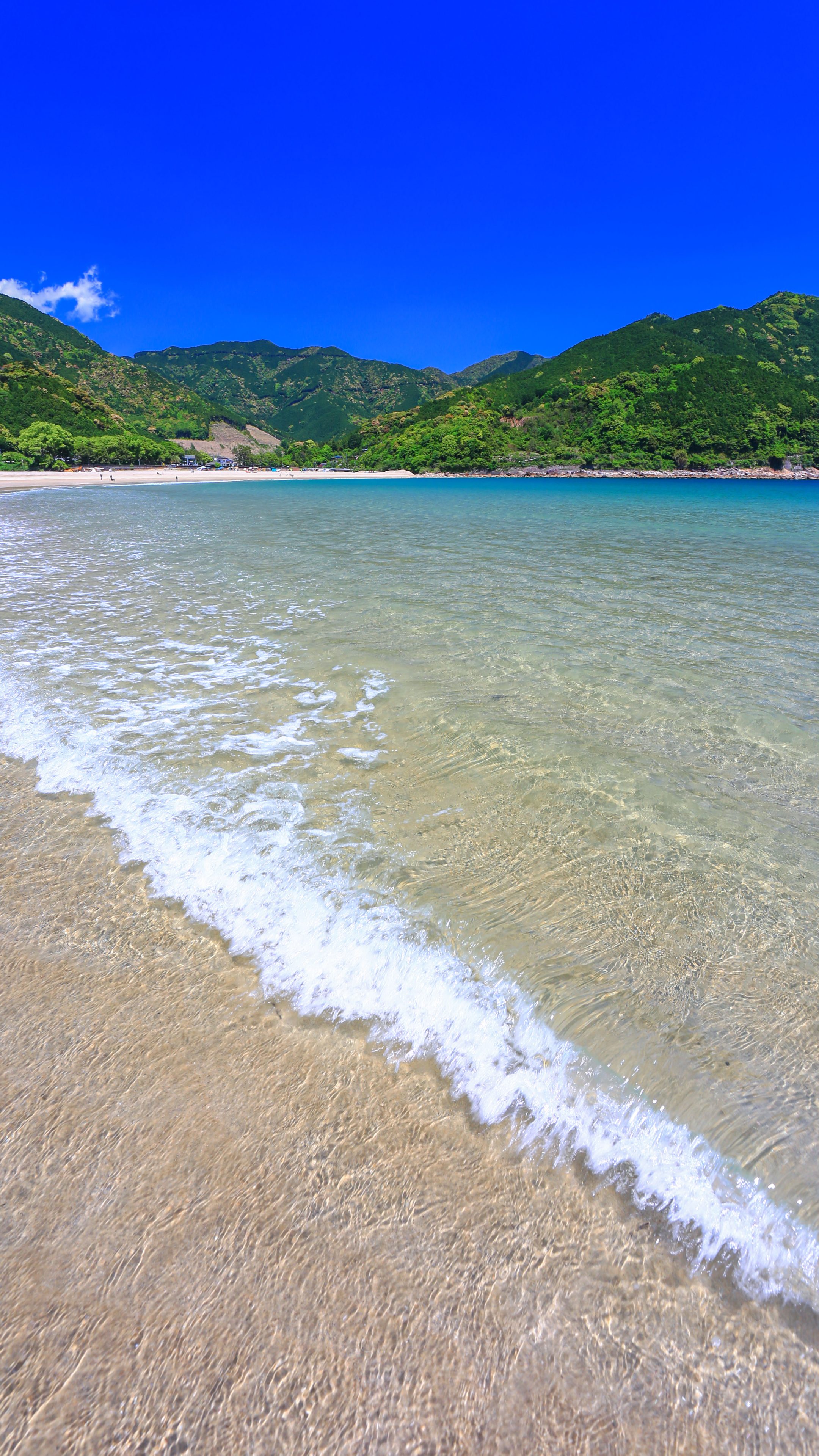 無料スマホ壁紙 透明度抜群の海岸。AndroidとiPhoneに対応した4K高画質の無料待ち受け画像。三重県熊野市の新鹿海水浴場で撮影したフリー写真素材