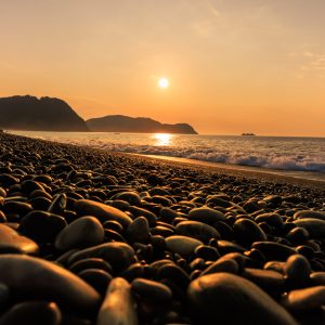 無料壁紙 みはま小石に降り注ぐ朝日。PCとデスクトップ壁紙に最適な4K高画質の無料壁紙。三重県熊野市の七里御浜で撮影したフリー写真素材