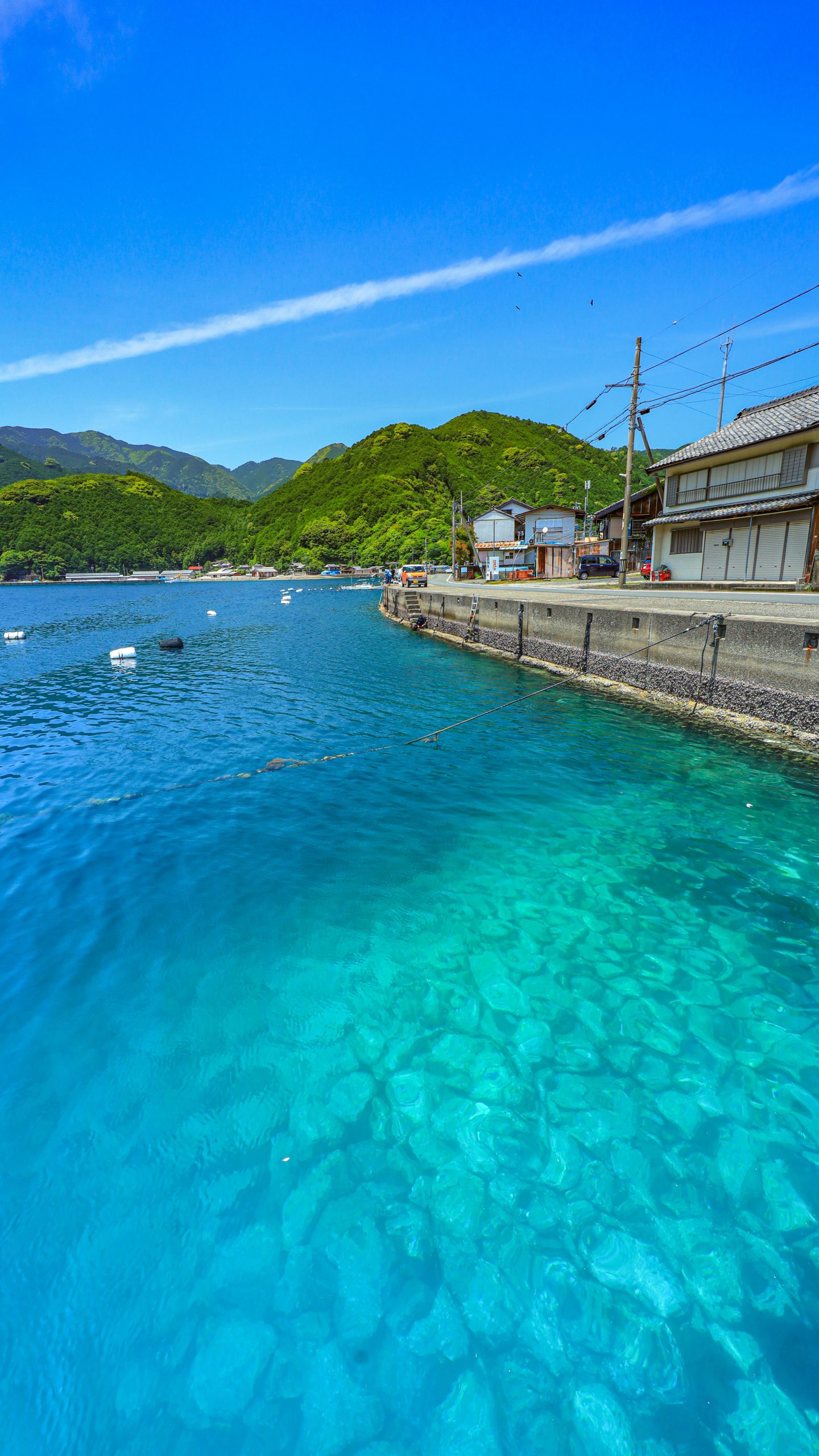 無料スマホ壁紙 九鬼ブルーの海とレトロな町。AndroidとiPhoneに対応した4K高画質の無料待ち受け画像。三重県尾鷲市の九鬼町で撮影したフリー写真素材