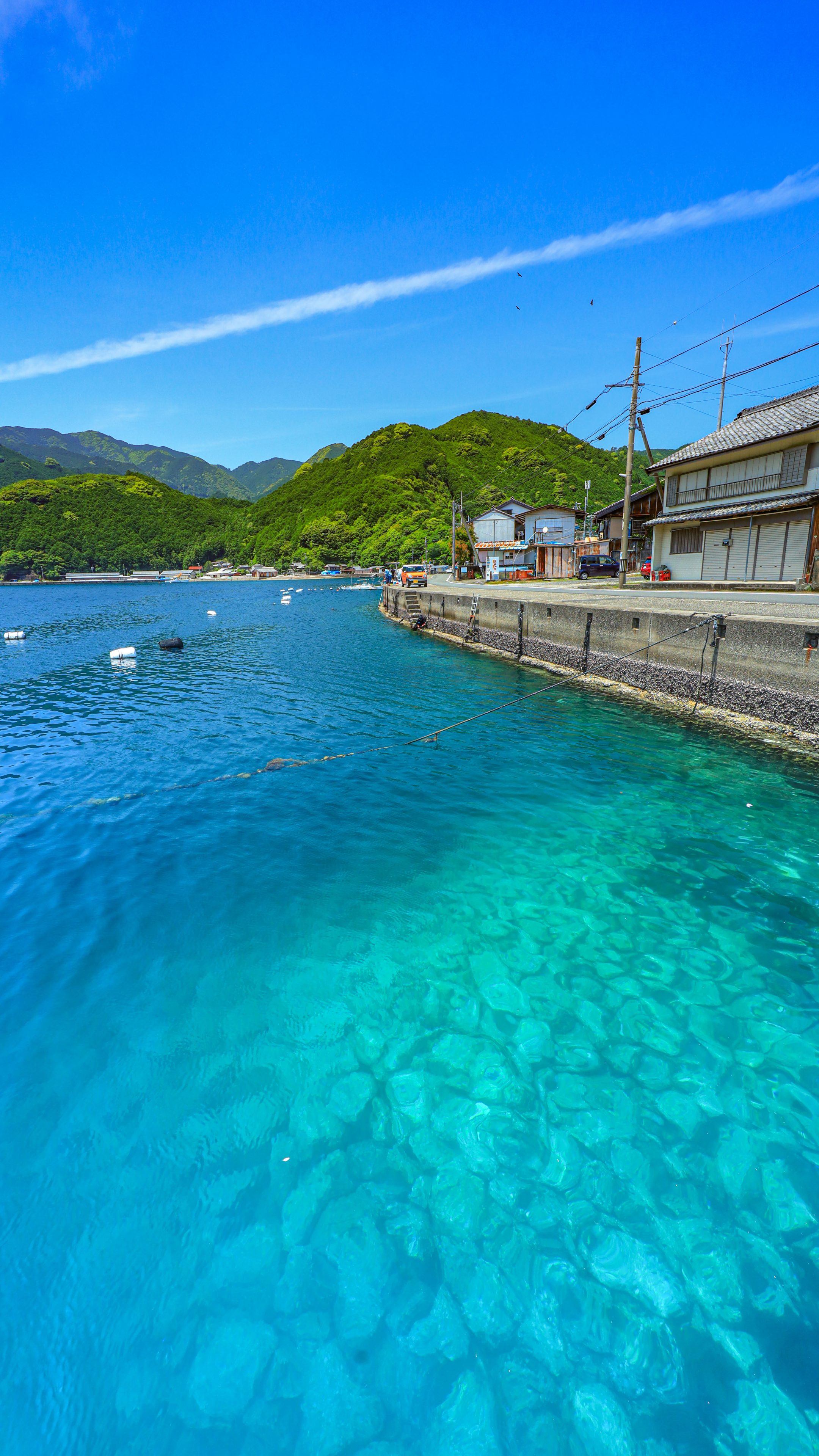 無料スマホ壁紙 九鬼ブルーの海とレトロな町。AndroidとiPhoneに対応した4K高画質の無料待ち受け画像。三重県尾鷲市の九鬼町で撮影したフリー写真素材