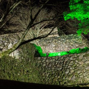 無料壁紙 ライトアップされた石垣を下から見上げる。PCとデスクトップ壁紙に最適な4K高画質の無料壁紙。三重県玉城町の田丸城跡で撮影したフリー写真素材