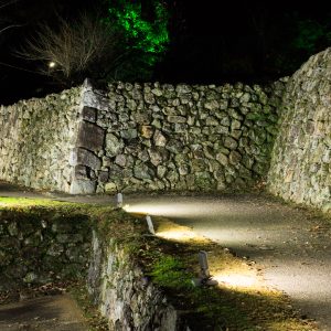 無料壁紙 石垣に整備された通路。PCとデスクトップ壁紙に最適な4K高画質の無料壁紙。三重県玉城町の田丸城跡で撮影したフリー写真素材