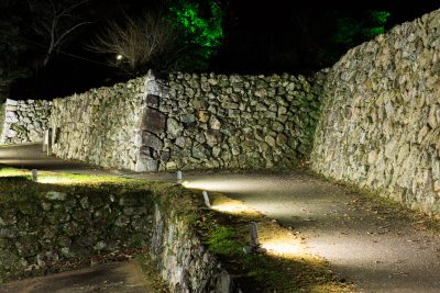 無料壁紙 石垣に整備された通路。PCとデスクトップ壁紙に最適な4K高画質の無料壁紙。三重県玉城町の田丸城跡で撮影したフリー写真素材