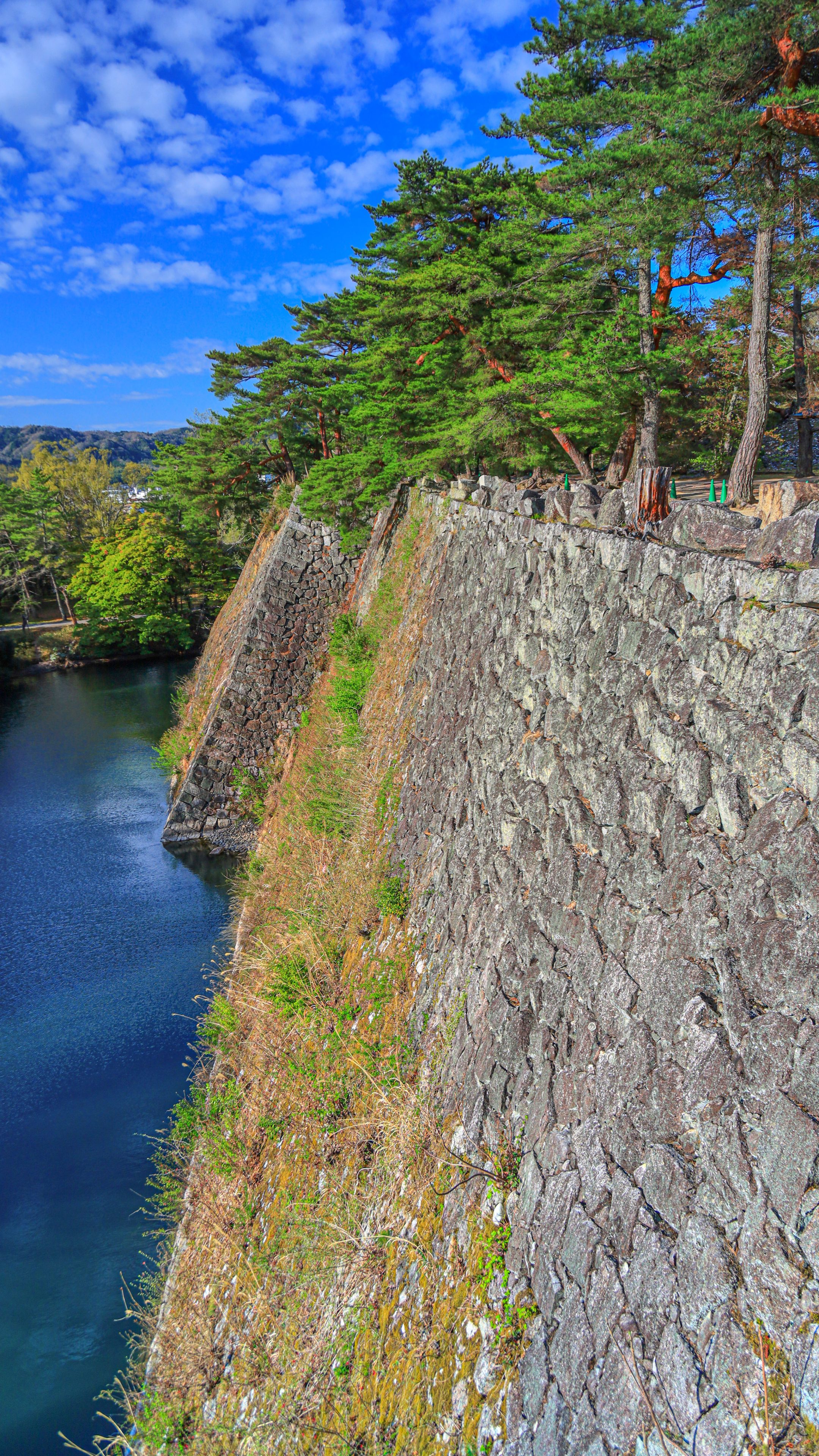 無料スマホ壁紙 スリル満点の高石垣。AndroidとiPhoneに対応した4K高画質の無料待ち受け画像。三重県伊賀市の伊賀上野城で撮影したフリー写真素材