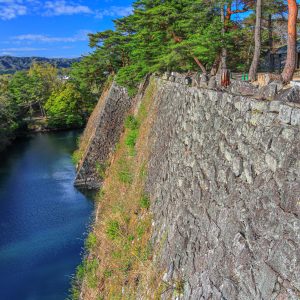 無料スマホ壁紙 スリル満点の高石垣。AndroidとiPhoneに対応した4K高画質の無料待ち受け画像。三重県伊賀市の伊賀上野城で撮影したフリー写真素材